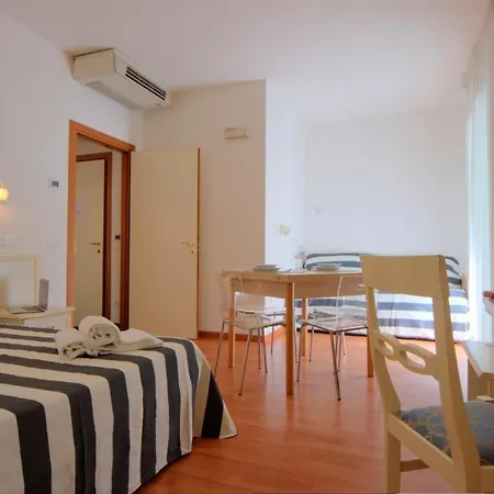 Divina Aparthotel 3*